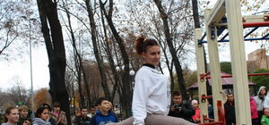 Жители Донецка занялись йогой и тайбо прямо на улице