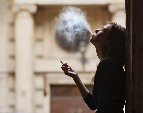 Студенты и преподаватели нарушают запрет на курение. Фото - slon.ru 