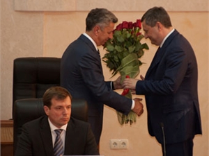 Бойко провел с цветами Матвийчука на пост советника президента. Фото: Максим Войтенко
