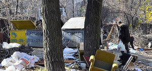 Жителям Калиновки отравляет жизнь свалка и бомжи из канализации