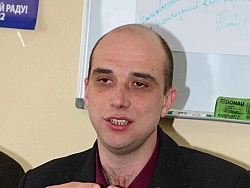 Машину лидера Евромайдана облили кислотой