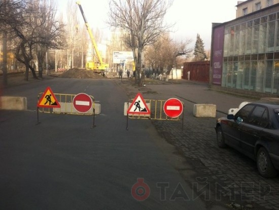 Дорогу перекрыли из-за замены трубы. Фото с сайта timer.od.ua.
