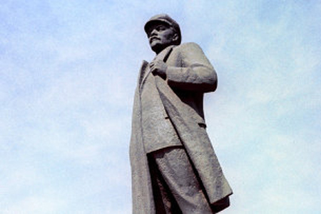 Дедушка Ленин стал жертвой вандалов. Фото с сайта visti.ks.ua.