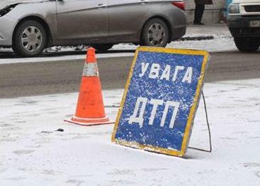 Авария произошла примерно в 22:00 10 января на улице Атамана Головатого. Фото: пресс-служба ГАИ Донецкой области