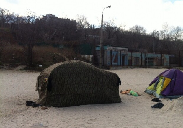 Люди живут в палатках посреди зимы. Фото - dumskaya.net