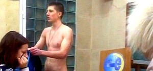 На лекции в НГУ парень прочитал стих и разделся догола