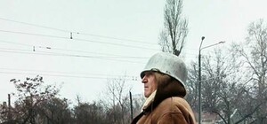 В Одессе мужчина в знак протеста вышел на улицу с кастрюлей на голове