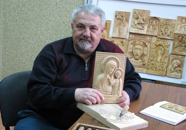 Василий Кибальник вырезает иконы ножом. Фото с сайта segodnya.ua. 