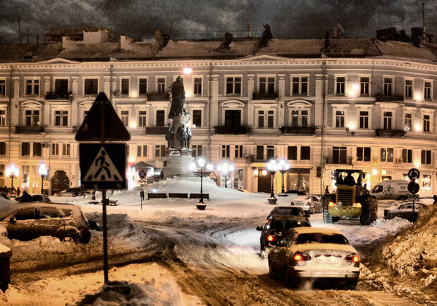 В городе еще зима, но идет потепление. Фото - Игорь Сытник