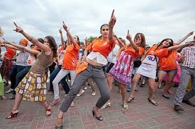 Парочки день влюбленных встретят на даче, на диване и на работе