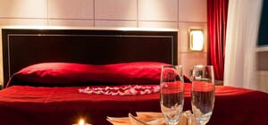 Атмосфера праздника: упаковываем подарки, заказываем шары, покупаем свечи