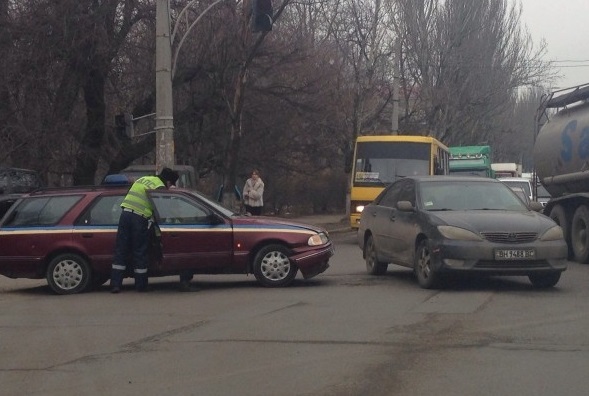 Автомобиль ГАИ попал в аварию в Одессе.
Фото - dumskaya.net