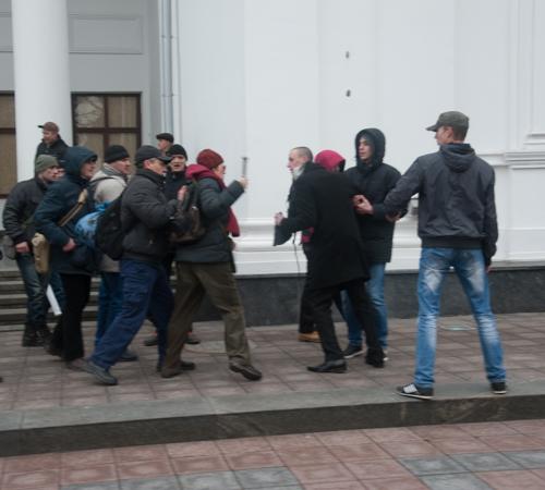Возле мэрии подрались люди. Фото - Максим Войтенко