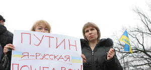 Жены и матери крымских военных встали живым щитом перед российскими захватчиками