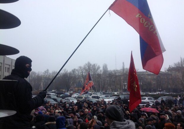 Несколько сотен человек собрались у ОГА и подменили флаг. Фото - reporter.com.ua