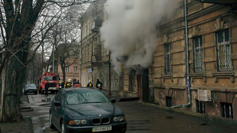 На Нежинской угол Дворянской горит дом. Фото - "Одесский форум".