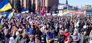 В Днепропетровске митингуют за Украину и против фашистов