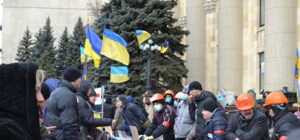 В Харькове политический кризис помирил фанатов, а бизнесмены стали зарабатывать на флагах