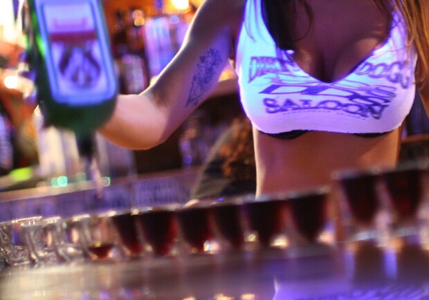 Женщина-бармен оказалась непростой добычей. Фото с сайта: zoompix.ru.