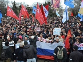 Собравшиеся начинали скандировать: "Россия! Россия!" Фото с сайта "Вести".