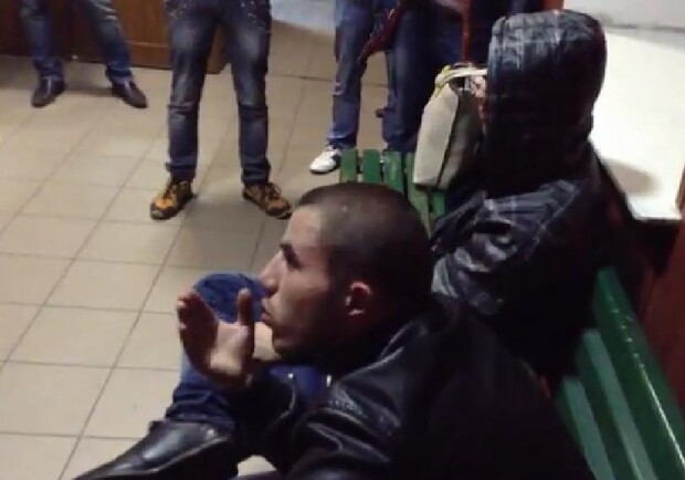 Задержанные участники драки. Фото: кадр видео Tanya Barbotina.