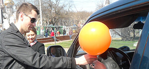 В Одессе сотрудники ГАИ раздавали водителям воздушные шарики