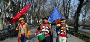 День смеха в Одессе: пираты, гастарбайтеры, зомби и ангелы разгуливали по городу