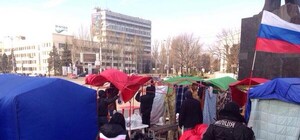 Под пристальным взором милиции: коммунальщики убрали с площади красные палатки