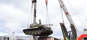 Как это было: танк Т-34 сняли с постамента и увезли