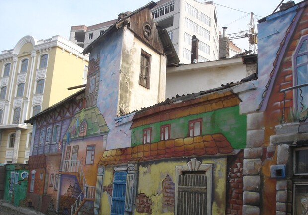 Новость - Коммуналка - Если денег нет в бюджете: старый дом в Одессе отреставрировали при помощи граффити