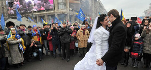 Символично: в Киеве мода на обручальные кольца в виде шин