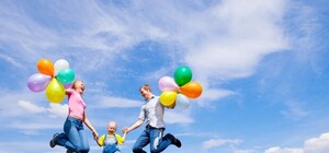 Майские флешмобы: шарики, ходули, квесты, небесные фонарики и другие популярные развлечения