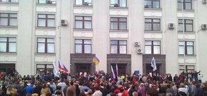 Фотофакт: над ОГА в Луганске водрузили флаг России