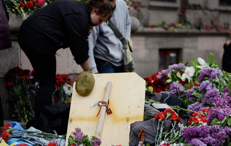 Одесситы самостоятельно ищут имена погибших. Фото с сайта rian.com.ua.