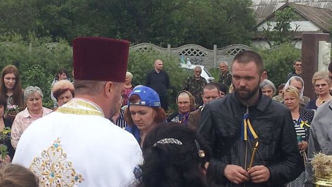 Сергея (с ленточкой) задержали сразу после открытия памятника Небесной сотне. Фото: Iryna Stroi.