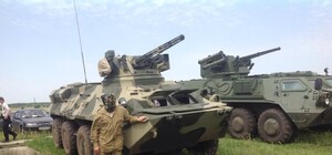 Турчинов и Аваков провели под Харьковом смотр новых бронетранспортеров