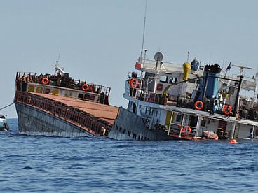 Старое судно пошло на дно. Фото - kratko-news.com