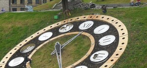 Фотофакт: активисты привели в порядок цветочные часы на Майдане