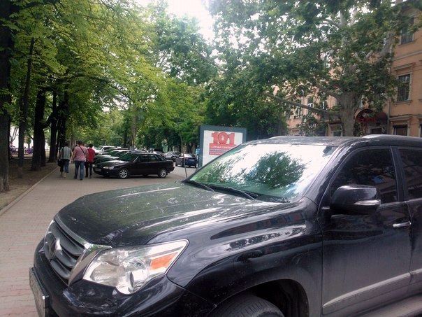 Автомобили оставляют прямо у храма. Фото - vgorode.ua