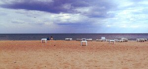 Цены на пляжах Одессы: сколько стоят шезлонги, шатры и развлечения на Ланжероне