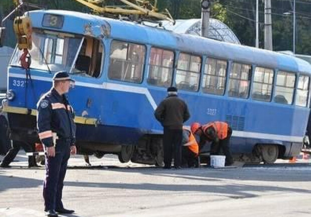 Трамвай уже вернули на место. Фото с сайта <a href="http://ru.tsn.ua/ukrayina/v-odesse-tramvay-protaranil-marshrutku.html">ru.tsn.ua</a>.