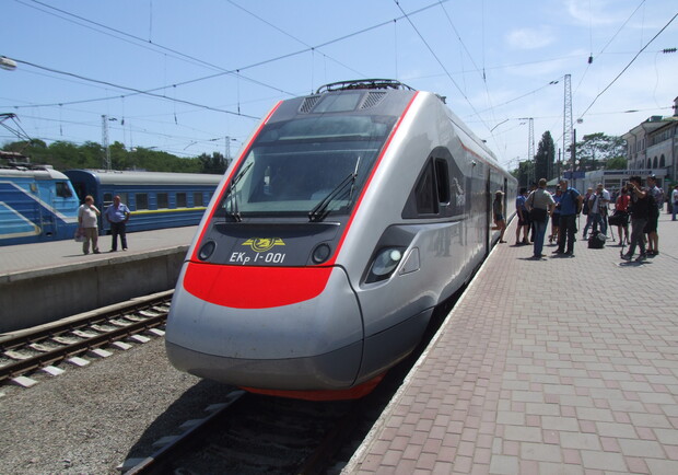 Новость - Транспорт и инфраструктура - Скоростной поезд "Киев-Одесса" совершил первый рейс: плюсы и минусы "Тарпана"