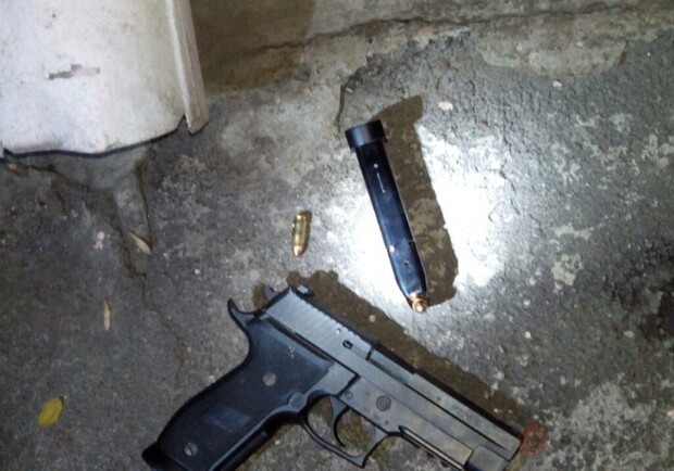У хулиганов изъяли пистолет. Фото - timer.od.ua