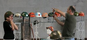 В Украинском доме показали каски-обереги с Майдана