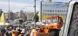 Жесткий отпор: коммунальщики пытались убрать баррикаду на Институтской