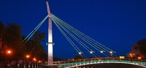 Буйство красок: мост в сквере 