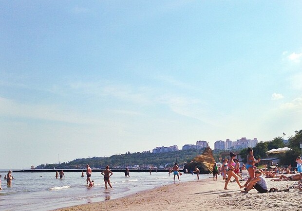 Пляжникам сентябрь не помеха. Фото - tanita_bond