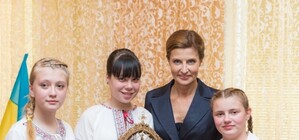 С бойлером и конфетами: Марина Порошенко проведала детей в Харьковском реабилитационном центре