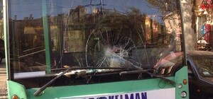 В Одессе мужчина пытался совершить суицид, разбив головой стекло троллейбуса