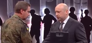 Турчинов наградил оружием харьковчанина, который обороняет донецкий аэропорт